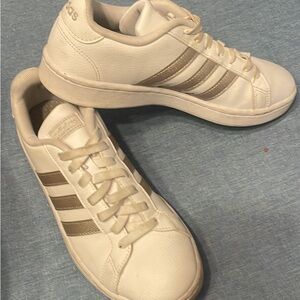 Adidas No tie women’s White Sneakers with Gold Stripes. Leather